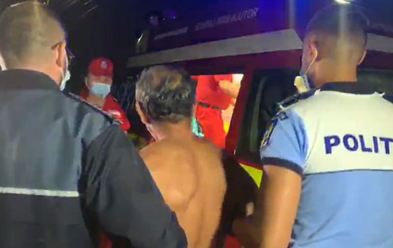 VIDEO| Un polițist din Argeș, aflat în misiune a fost lovit în cap de un bărbat. Agresorul a încercat să distrugă autospeciala polițiștilor