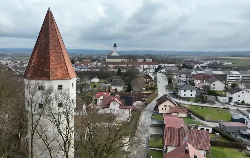 Un turn istoric vechi de peste 100 de ani, cu 10 camere și teren de 1.500 mp, se vinde în Germania, dar nu îl vrea nimeni: „Nici ca miliardar nu aș cumpăra”