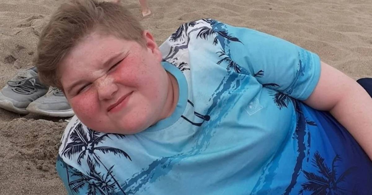 Trevor Wynn , un adolescent de 17 ani din Marea Britanie, in tricou bleo, cu modele de palmieri, sta intins pe nisip