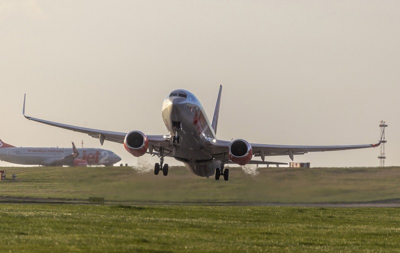 Clipe de coșmar în avion după ce un pilot a suferit un infarct la 9.000 de metri altitudine: „Stewardesele căutau disperate un doctor”