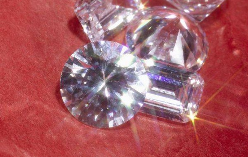 O rusoaică a găsit într-un lift o pungă cu 500 de diamante 