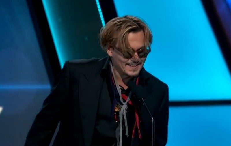 De râsul curcilor! Johnny Depp a venit BEAT MORT la o gală. Actorul a făcut SHOW pe SCENĂ | VIDEO