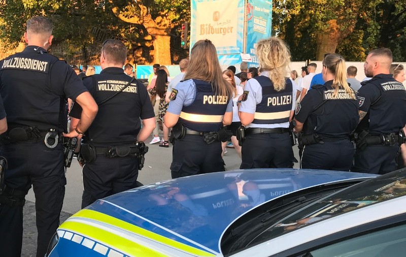 Un bărbat nu a fost admis în poliția germană din cauza tatuajului de pe spate. Ce avea  scris pe piele