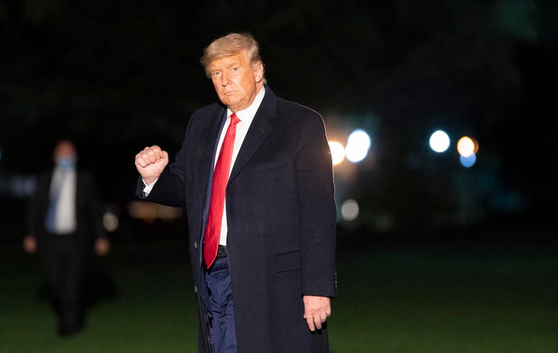 VIDEO | Donald Trump și-a  numărat banii în biserică, înainte de a face o donație. Președintele SUA nu poartă mască, deși a avut COVID-19
