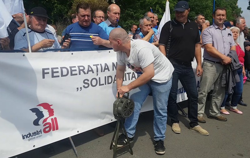 VIDEO | Protest cu sirena anti-bombardament la Guvern: Suntem aici să-i tragem de urechi pe guvernanţi!