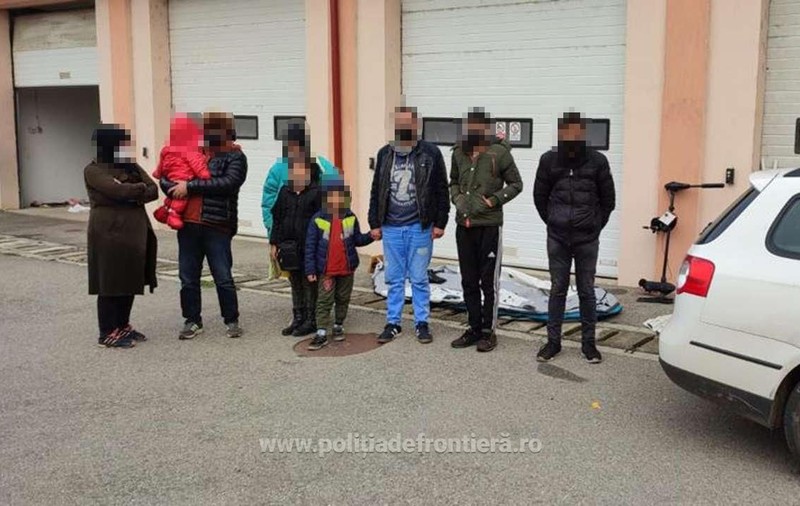 Două familii de afgani, care au trecut Dunărea într-o barcă pneumatică, au fost prinse în Caraș-Severin