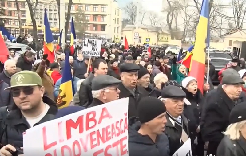 Protest la Chişinău față de proiectul de lege privind limba română în legislație. „Noi vorbim moldovenește!”