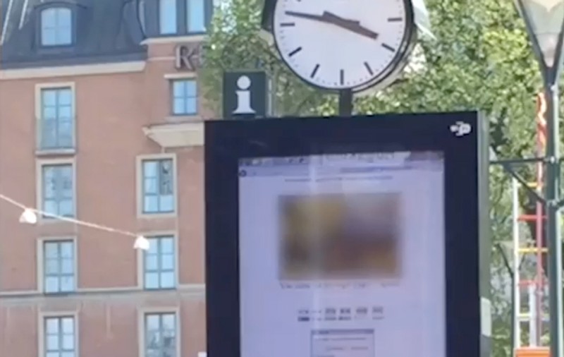 Scene dure de sex pe panourile publicitare din centrul unui oraș suedez în miezul zilei! Locuitorii sunt oripilați