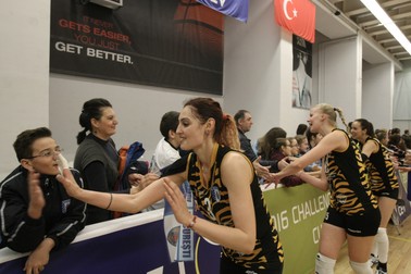 Roxana Bacșiș (în prim plan) a contribuit decisiv la calificarea istorică în finala Challenge Cup a echipei CSM București FOTO: Dumitru Angelescu