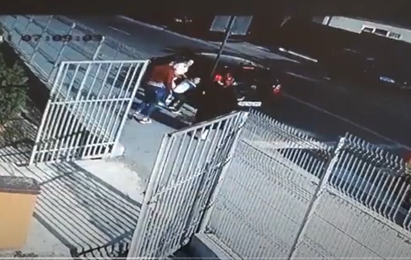 Doi copii au fost luați cu forța de mamă dintr-o grădiniță din Craiova, iar educatoarele au fost agresate