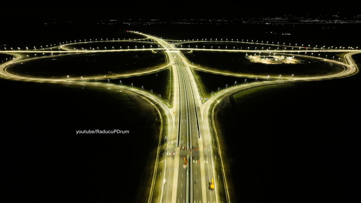 Nodul rutier de la Spătaru, pe traseul autostrăzii A7, filmat din dronă noaptea