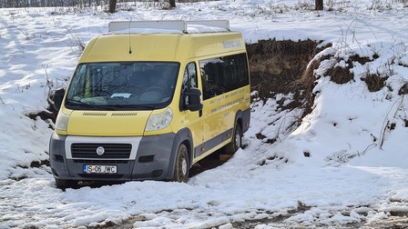 Microbuzul școlii a rămas fără activitate, în scenariul roșu