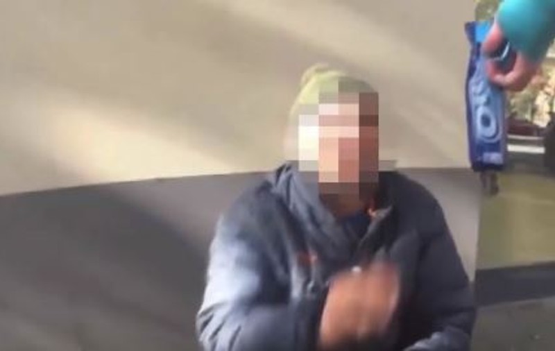 VIDEO/ Cerșetor român din Barcelona, umilit de un vlogger spaniol care i-a dat biscuiți Oreo cu pastă de dinți