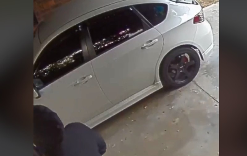 A furat cheile, dar nu știa să conducă o mașină cu o cutie manuală de viteze, în Australia: „Hoață nouă, automobil mai vechi” | VIDEO