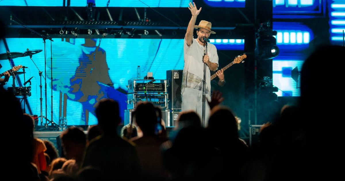 Smiley cântă pe scenă la Festivalul Big Little și le face cu mâna spectatorilor