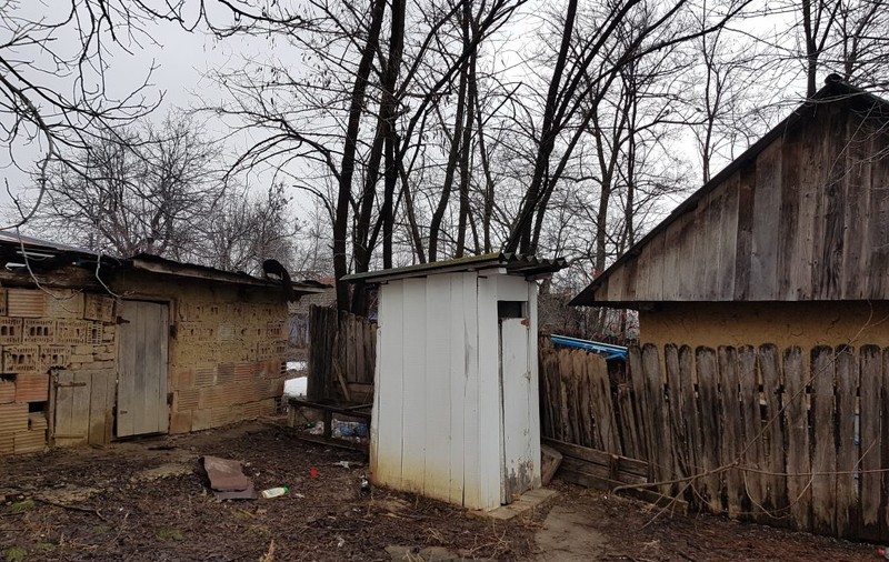 Toaleta din curte primează în România. În mediul rural, mai puțin de 10% dintre români au canalizare