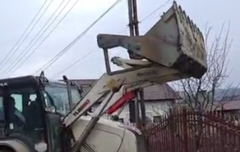 VIDEO | Primarul din Sângeorz strânge gunoaiele de pe Valea Someșului cu excavatorul și le aruncă în curțile celor pe care îi bănuiește că poluează râul