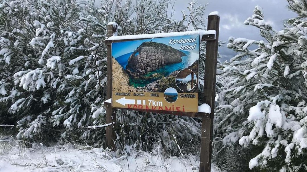 Trei oameni au murit în Grecia, de frig. Peisaj de iarnă, cu zăpadă, de pe inula grecească Zakynthos