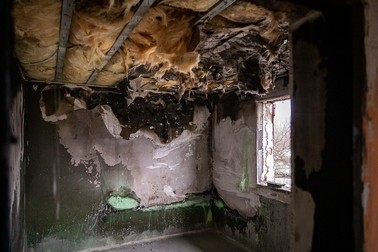 Un incendiu provocat de un scurtcircuit le-a distrus casa