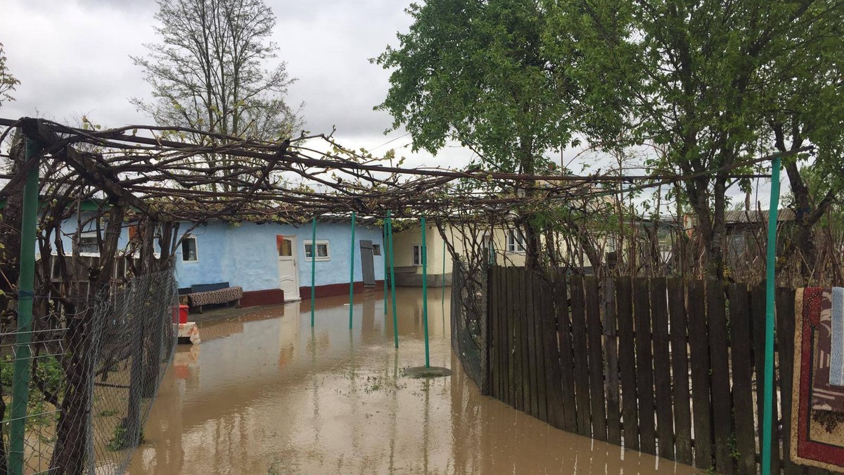 Inundații în Galați după o viitură pe un pârâu