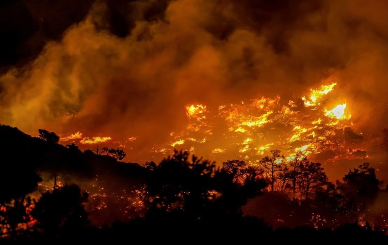 Incendiu pe insula Creta din Grecia. Case distruse, localități fără curent, turiști și localnici evacuați