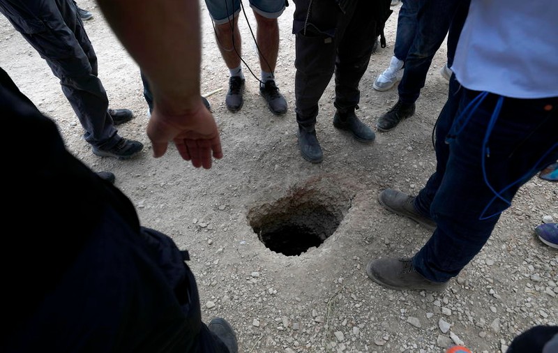Șase teroriști palestinieni au evadat dintr-o închisoare din Israel, printr-un tunel
