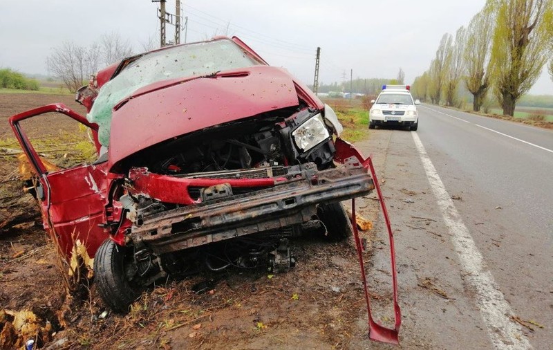 Accident pe DN1A, în Prahova. O persoană a murit şi 4 au fost rănite, după ce dubiţa în care se aflau a intrat într-un pom (FOTO & VIDEO)