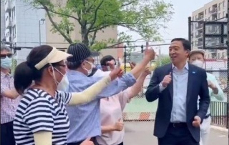 Un candidat la Primăria New York a dansat pe manele alături de susținătorii săi