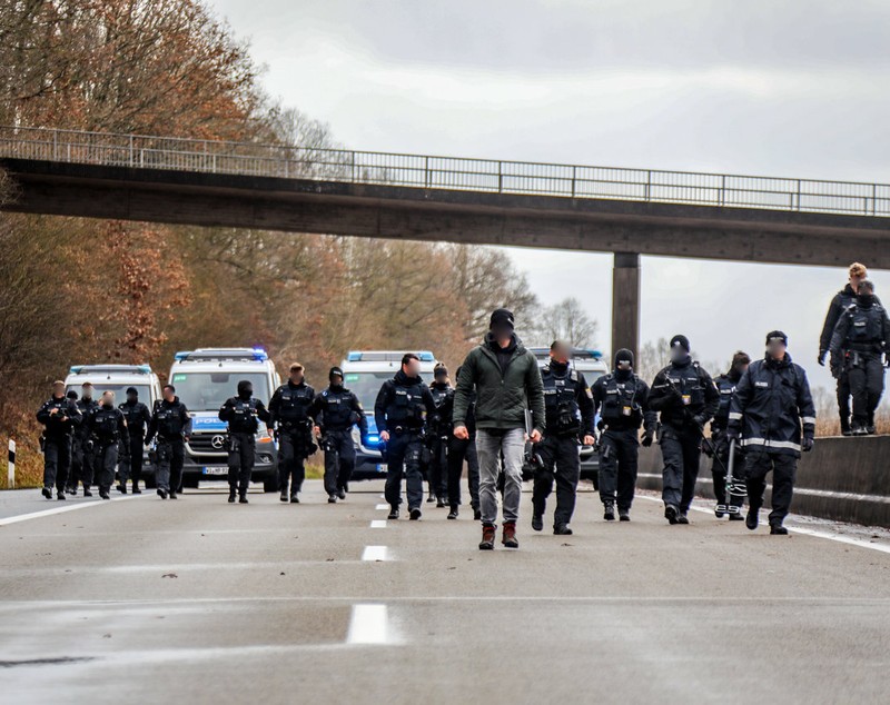 Șofer de TIR căutat de poliție după ce a tras în alt camionagiu care-l depășea pe autostradă, în Germania: „Un Mercedes Actros albastru”