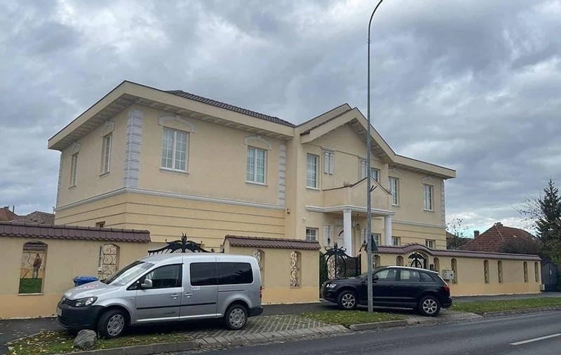 Un afacerist din Sibiu a murit, după ce 3 tâlhari mascați au intrat în vila lui, l-au bătut crunt, i-au furat ceasurile de lux și i-au amenințat fata cu pistolul, pentru a spune unde sunt banii. Hoții n-au fost prinși