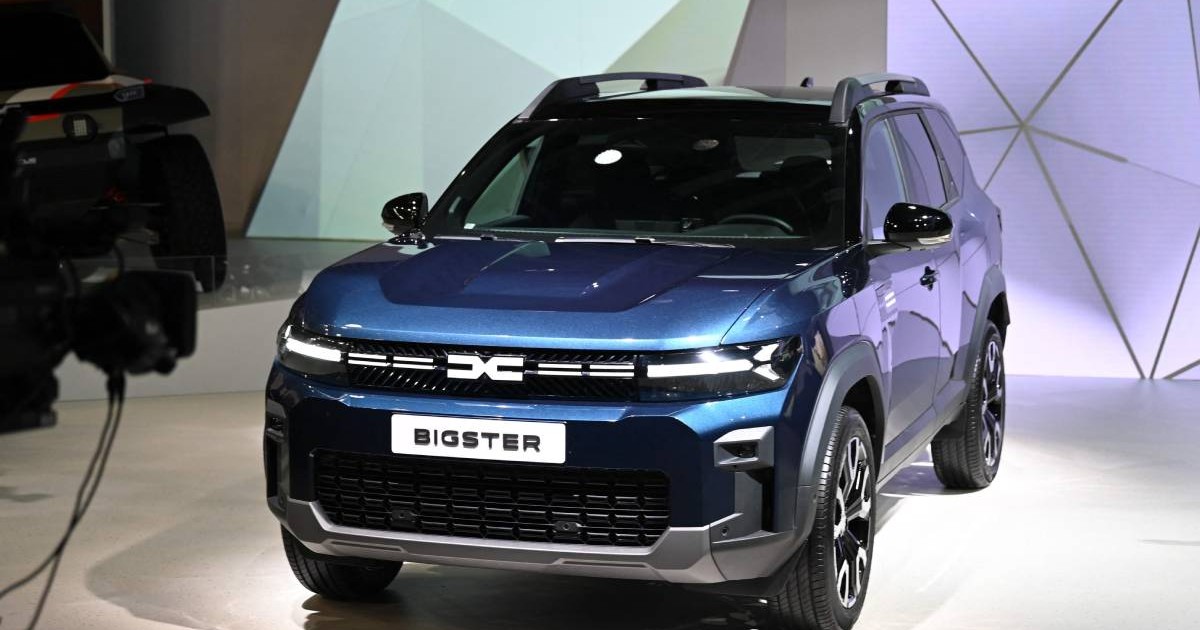 Noul model Dacia Bigster lansat anul trecut, mașina este albastră.
