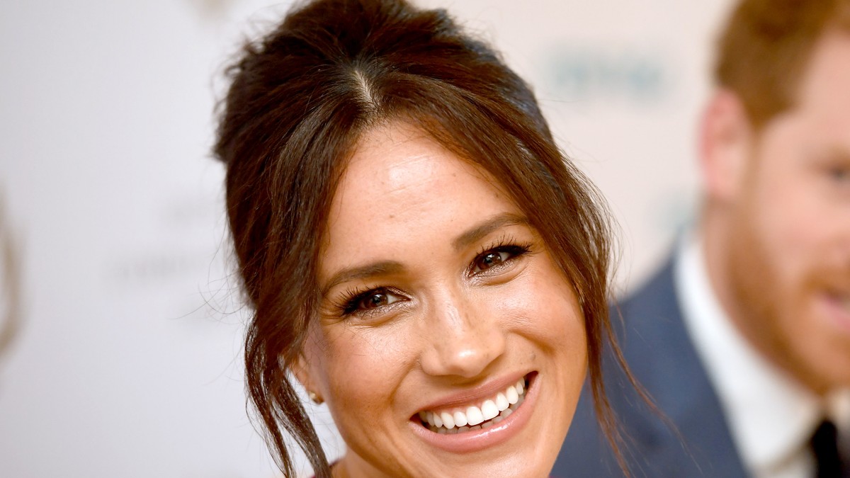 Meghan Markle și regina Letizia a Spaniei, îmbrăcate la fel. Au purtat același model de fustă la doar câteva zile distanță