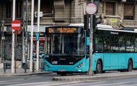 Un autobuz STB, în timp ce stă în stație la Piața Universității