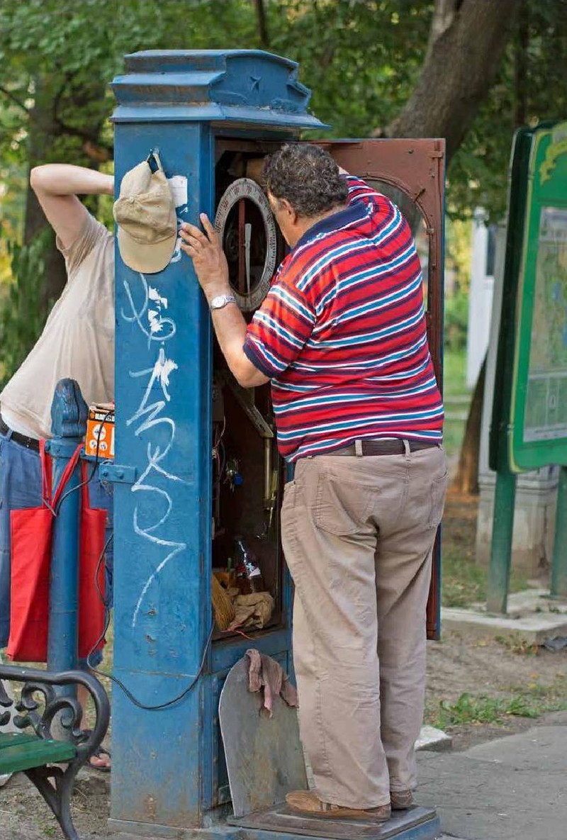 Constantin Gheorgon reglează din când în când mecanismele cântarelor. Foto: arhiva personală / revista Bucureștiul meu drag