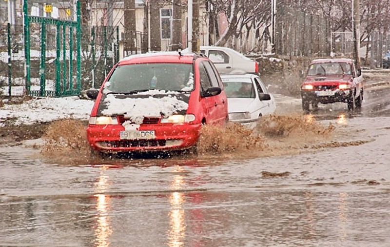 Mai tremurăm cel puţin 3 zile. Până luni, nu scăpăm de frig, de vânt şi de precipitaţii!