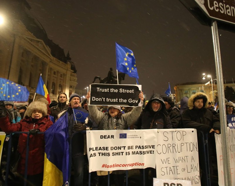 VIDEO| Protest în fața Ateneului în timpul ceremoniei de preluare a președinției Consiliului UE de către România: „We want EU, PSD wants Russia”