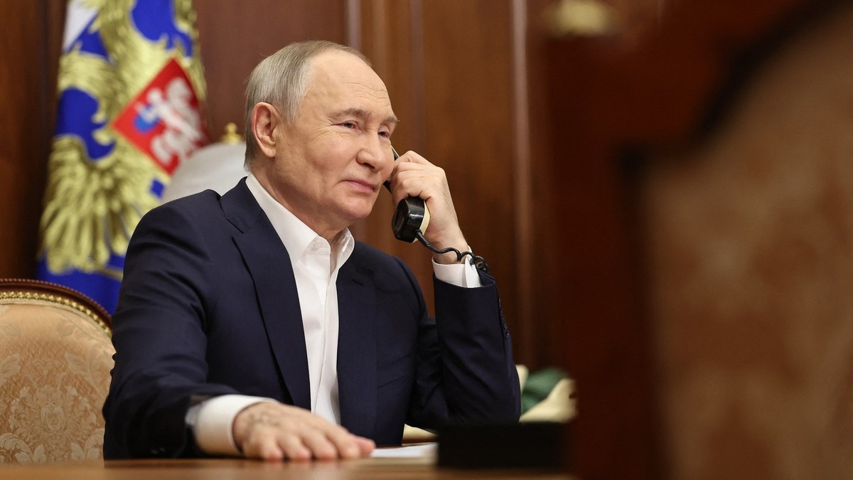 Vladimir Putin, surprins în timp ce vorbește la telefon. Poză cu caracter ilustrativ. Foto: Profimedia Images