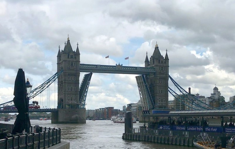 Podul Tower Bridge din Londra, blocat pentru a doua oară într-un an