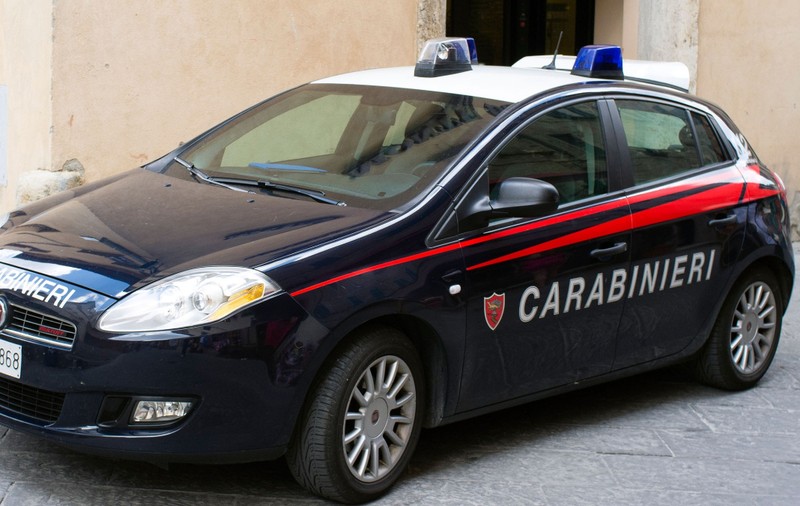 Doi români, supărați că măslinele pane costau 5 euro, au plesnit un ospătar și apoi au tras cu pistolul, lângă un bar din Ascoli, în Italia