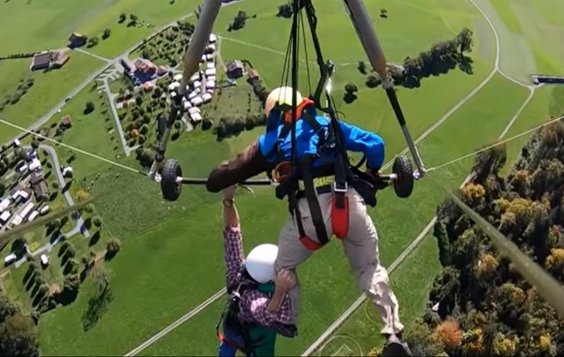 VIDEO | Un bărbat a vrut să zboare cu deltaplanul pentru prima oară în viața lui, dar instructorul de zbor a uitat să-l lege de aparatul de zbor. Momentul de groază a fost filmat
