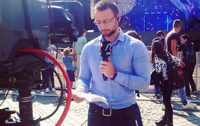 FOTO EXCLUSIV/ Și-a umflat mușchii pentru telespectatori! Vedeta TVR Radu Tudor a rupt-o pe flotări înainte să intre în direct