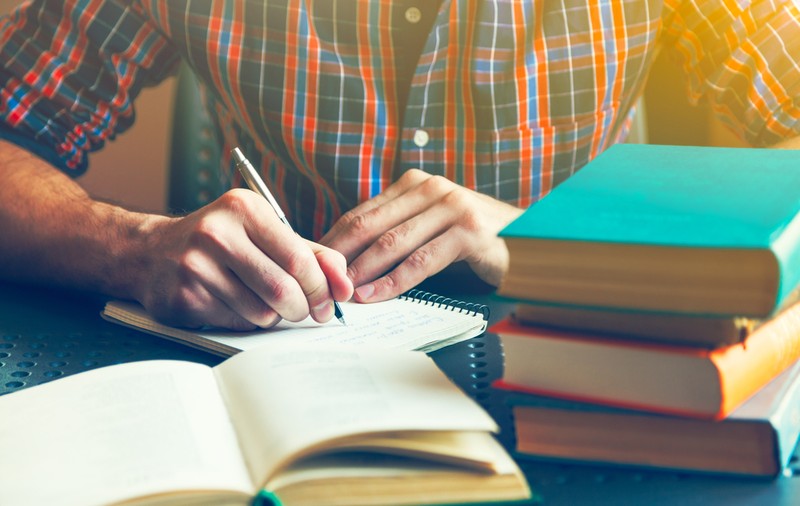 Marin Preda - biografia prozatorului român, unul dintre cei mai cunoscuți autori canonici