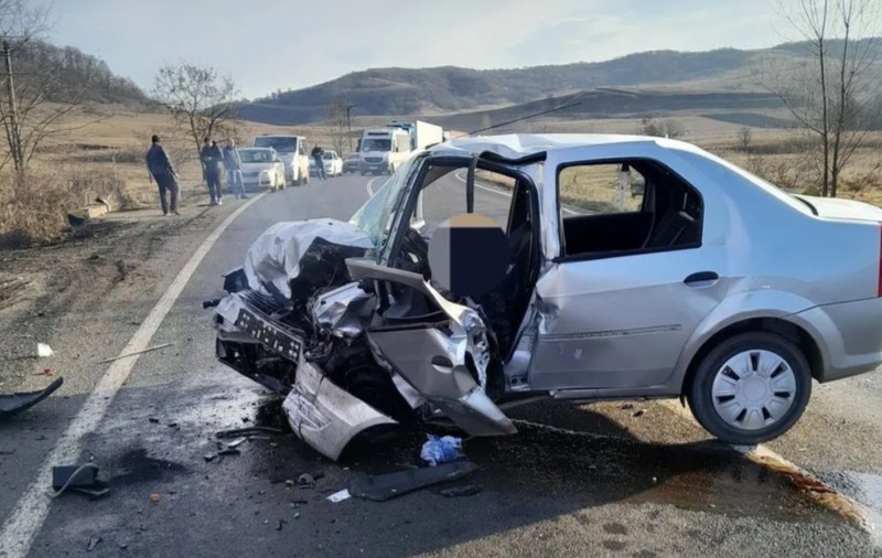 Doi bărbaţi au murit, iar o femeie este în stare gravă după un accident pe DN 13, în Brașov