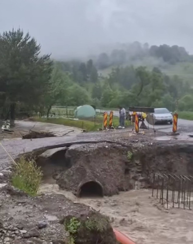 Cod roșu de inundații în județele Harghita, Braşov şi Covasna. Zeci de persoane evacuate preventiv