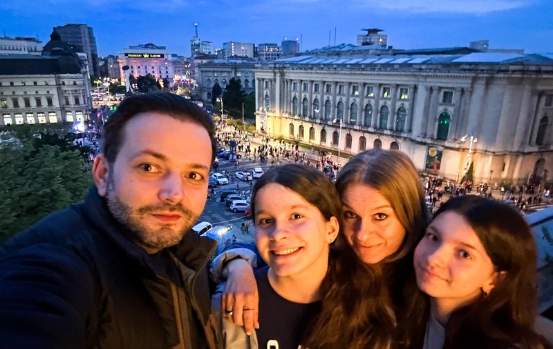 Cum s-au îmbrăcat gemenele lui Mihai Morar la Balul Bobocilor. Fanii prezentatorului au reacționat: „Ai două domnișoare frumoase”