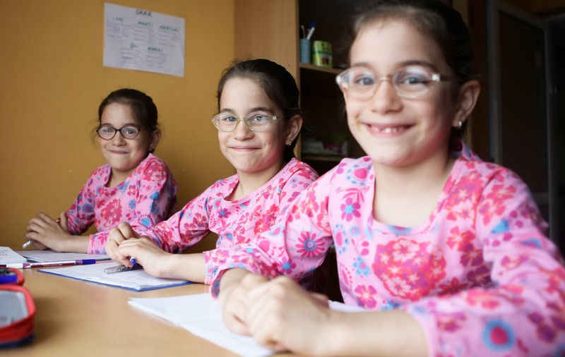 Cartea îndoaie bugetul! Pentru o familie cu eleve triplete din Prahova, începutul școlii vine cu o cheltuială de 2.000 de lei