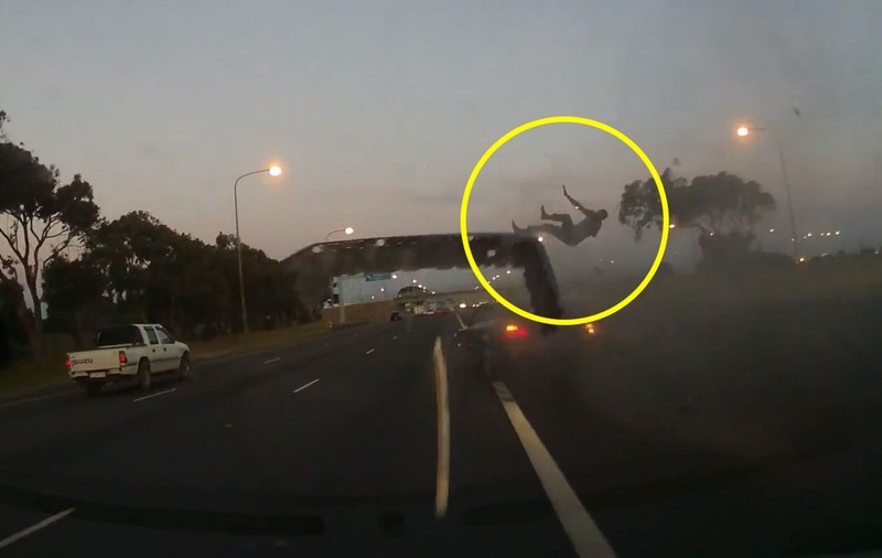 Accident rutier șocant! Un pasager care nu purta centură a fost aruncat câțiva metri în aer | VIDEO 