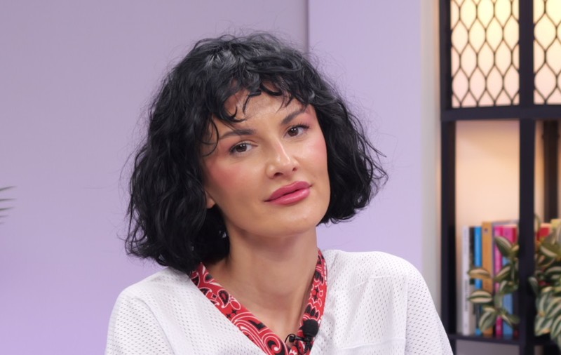 Secretul unui ten impecabil! Rux Opulență: „Am început să folosesc fond de ten pe la 23 de ani”