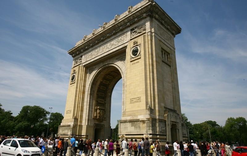 Hai să vizitaţi Arcul de triumf din Capitală!