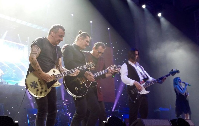 VIDEO/ Femeile au luat-o în Direcția 5 de ziua lor. Ce surpriză muzicală le-au oferit rockerii fanelor